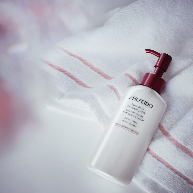 Хоёрхон үе шаттай арьс арчилгаа: Shiseido арьсыг хамгаалдаг нүүр цэвэрлэгч гаргалаа (фото 3)