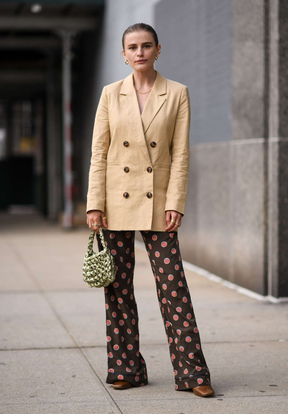 Streetstyle төрхүүд: "Beige" өнгийн пиджакийг хэрхэн загварчлах вэ (фото 7)