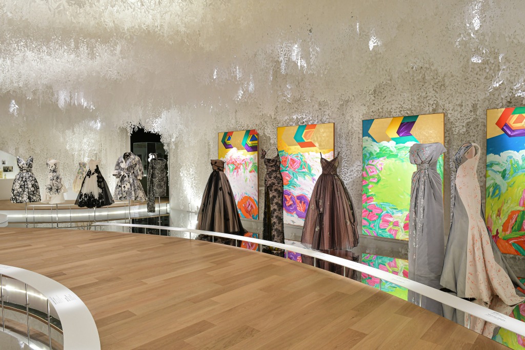 Дотроос нь харцгаая: Dior брэндийн үлгэрийн мэт үзэсгэлэн (фото 4)