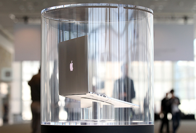 Apple мэдрэгч дэлгэц бүхий товчлууртай MacBook гаргахаар ажиллаж байна (фото 1)