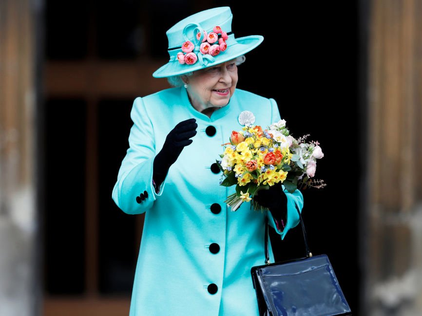 Хатан хаан II Элизабет яагаад үргэлж неон өнгийн хувцсаар гоёдог вэ? (фото 2)