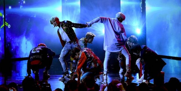 Өмнөд Солонгосын BTS хамтлаг American Music Awards ёслол дээр шуугиан тарилаа (фото 1)