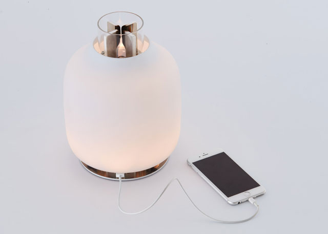 iSaloni үзэсгэлэнд танилцуулагдсан гар утас цэнэглэдэг ширээний гэрэл (фото 2)