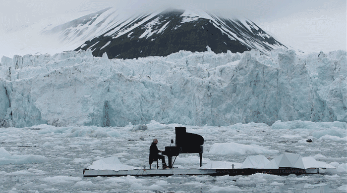 Энэ өдрийн видео: Людовико Эйнауди Арктикийн далайд төгөлдөр хуур тоглож байна