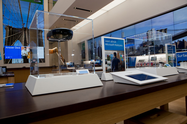 Apple-ын хөрш: Microsoft тавдугаар өргөн чөлөөнд дэлгүүрээ нээлээ (фото 1)