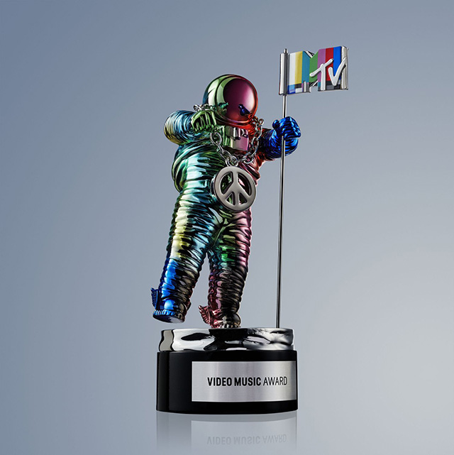 Жереми Скотт MTV VMA наадмын цомын шинэ загварыг гаргалаа (фото 1)