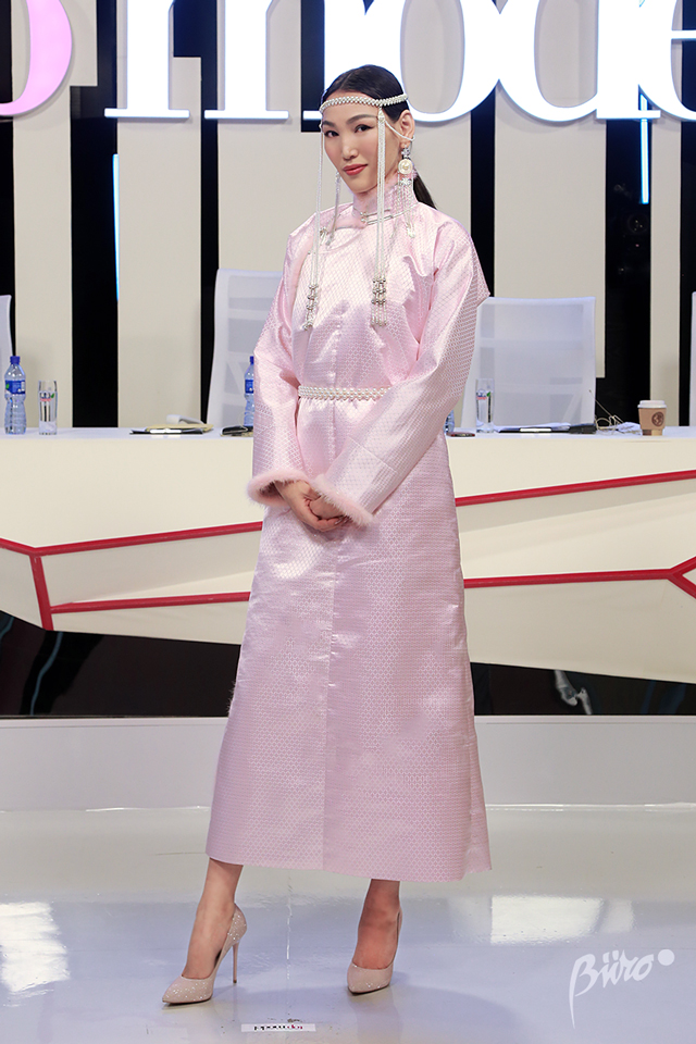 Mongolia’s Next Top Model нэвтрүүлгийн шүүгчид юу өмссөн бэ? (фото 1)