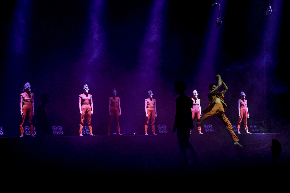 Хүчирхэг хөгжим, хурц сэдэв, хосгүй бүжигчдийн төгс нэгдэл болсон "Амьдралыг тэтгэгч-O2" модерн балет (фото 12)