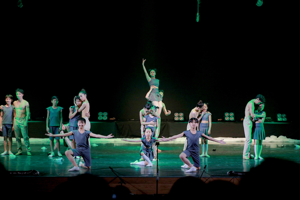 Хүчирхэг хөгжим, хурц сэдэв, хосгүй бүжигчдийн төгс нэгдэл болсон "Амьдралыг тэтгэгч-O2" модерн балет (фото 20)