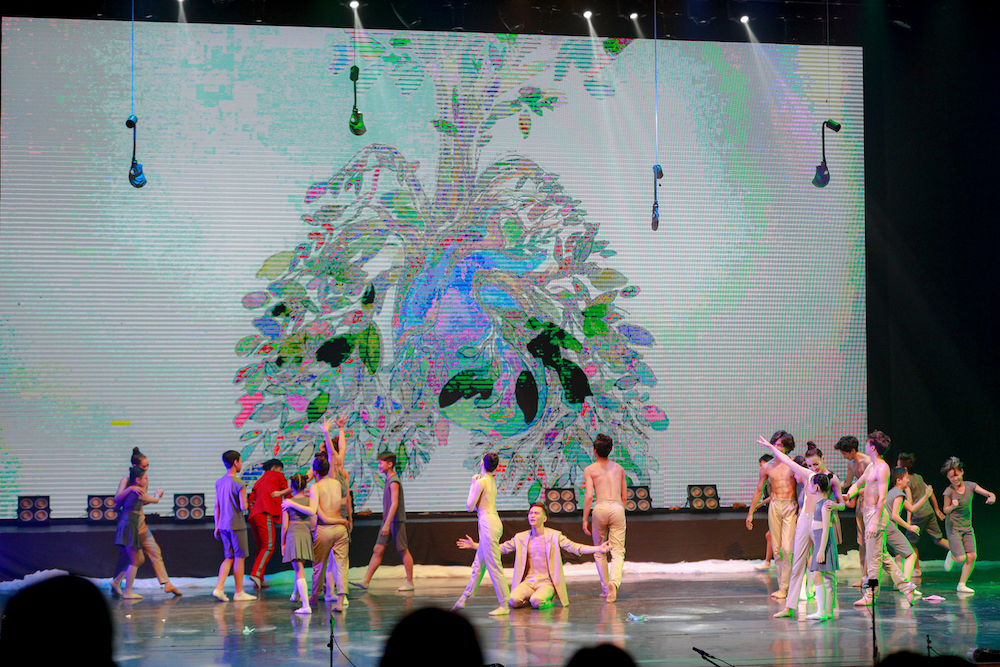 Хүчирхэг хөгжим, хурц сэдэв, хосгүй бүжигчдийн төгс нэгдэл болсон "Амьдралыг тэтгэгч-O2" модерн балет (фото 23)