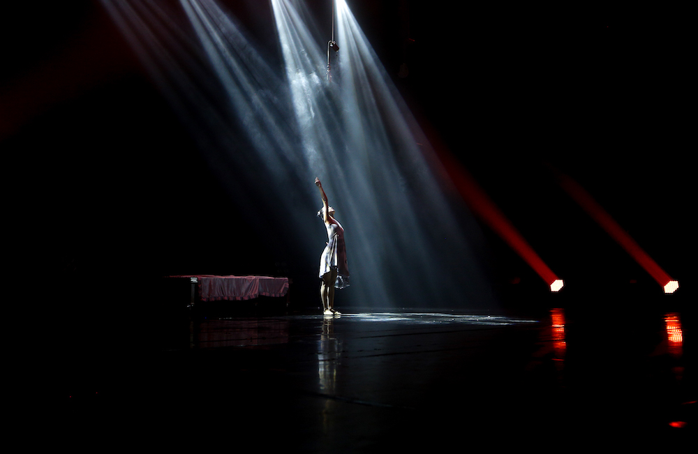 Хүчирхэг хөгжим, хурц сэдэв, хосгүй бүжигчдийн төгс нэгдэл болсон "Амьдралыг тэтгэгч-O2" модерн балет (фото 13)