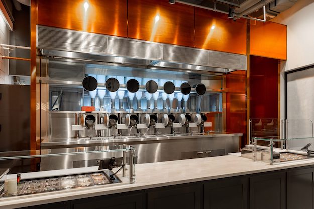 Дэлхийн анхны "робот-гал тогоо" бүхий ресторан нээгдлээ (фото 1)