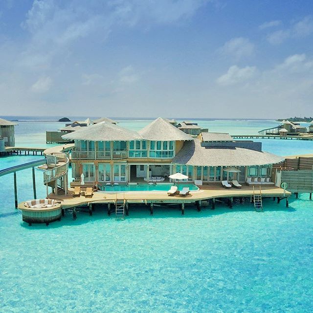 Dreaming of a #maldives getaway? Pack the whole fam to these kid-friendly #luxury resorts - read more about it in the link in bio