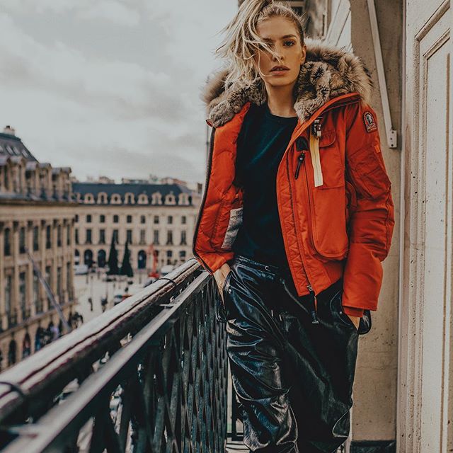 Paris balconies are beautiful at any time of the year, sometimes you just need to warm up in @parajumpers_official, @v.em_15_