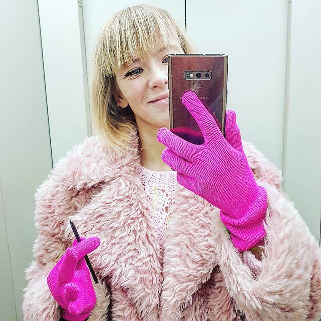 Girls go for PINK? Gloves, sweater, coat, mobile...need more? :) #pinkismycolor #pinky #розовый #galaxynote9 #samsung
