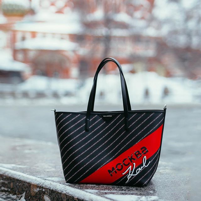 When in Moscow   wear Russian red!    Plus, don t miss your chance to order a personalized edition of the K/City tote bag. The free customization service is now available at #KARLLAGERFELD stores in Munich, London, Paris, Berlin, Vienna and Dusseldorf.