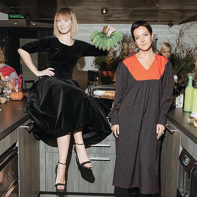 Cooking (staying well dressed and wearing heels) for friends is always a good idea! Green bananas a part of our party deal))) Check all recipes here @food_as_a_delicious_medicine Me and Ksenia @k_chilingarova both wearing @vikagazinskaya_official_moscow