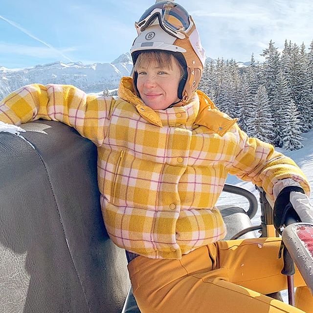 Yellow chiken on the slopes! @moncler