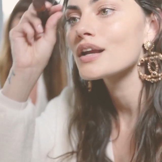 And then this beauty @phoebejtonkin shows us how she does it with the same makeup from the show #cdmblp #cdmvideo @chanel.beauty