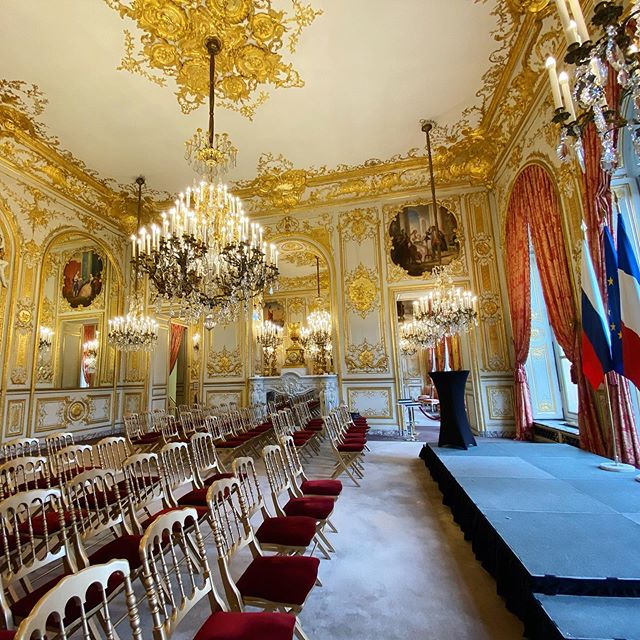 Thank you for hosting us this week, France       p.s. Just a casual room for official meetings ;)