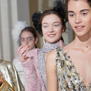 Бюро 24/7 тойм: Парис дахь Chanel Metiers d’Art загварын шоу Бюро 24/7 тойм: Парис дахь Chanel Metiers d’Art загварын шоу