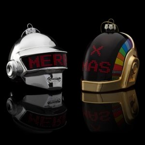 Daft Punk хамтлаг шинэ жилийн сэдэвтэй эд зүйлс худалдаанд гаргалаа Daft Punk хамтлаг шинэ жилийн сэдэвтэй эд зүйлс худалдаанд гаргалаа