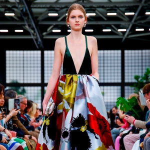 Valentino-гийн шинэ цуглуулга дахь романтизм ба сонгодог гоо үзэсгэлэн Valentino-гийн шинэ цуглуулга дахь романтизм ба сонгодог гоо үзэсгэлэн