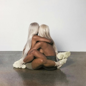 Канье Уэст Yeezy 500 Supermoon Yellow пүүзээ хэрхэн загварчилж өмсөхийг харууллаа Канье Уэст Yeezy 500 Supermoon Yellow пүүзээ хэрхэн загварчилж өмсөхийг харууллаа