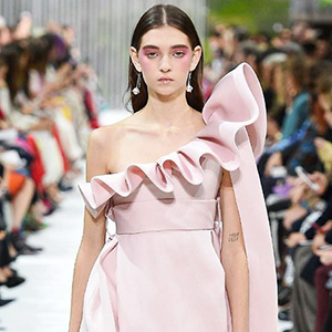 Бюро 24/7 тойм: Valentino, хавар-зун 2018 Бюро 24/7 тойм: Valentino, хавар-зун 2018