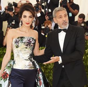 Амаль Клуни Met Gala үдэшлэгт оролцохдоо яагаад брюк өмд сонгосон бэ? Амаль Клуни Met Gala үдэшлэгт оролцохдоо яагаад брюк өмд сонгосон бэ?