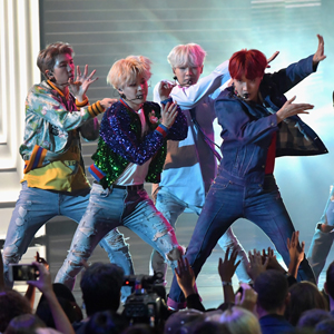 Өмнөд Солонгосын BTS хамтлаг American Music Awards ёслол дээр шуугиан тарилаа Өмнөд Солонгосын BTS хамтлаг American Music Awards ёслол дээр шуугиан тарилаа