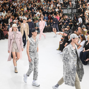 Шинэ дизайнерын удирдлага доор Dior-ийн эрэгтэй загвар дараах 3 чиглэлээр өөрчлөгдлөө Шинэ дизайнерын удирдлага доор Dior-ийн эрэгтэй загвар дараах 3 чиглэлээр өөрчлөгдлөө