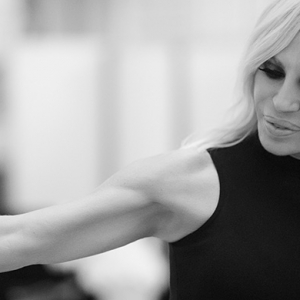Донателла Версаче: “Би Versace-д дурладаг хүмүүстэй хамтран ажилладаггүй” Донателла Версаче: “Би Versace-д дурладаг хүмүүстэй хамтран ажилладаггүй”