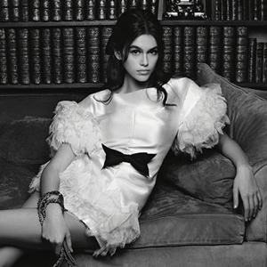 Лагерфельд Chanel-ийн шинэ сурталчилгаанд зориулж Кайя Герберийн зургийг дарлаа Лагерфельд Chanel-ийн шинэ сурталчилгаанд зориулж Кайя Герберийн зургийг дарлаа