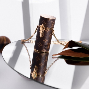 Louis Vuitton брэнд уруулын будгийн “цүнх” гаргалаа Louis Vuitton брэнд уруулын будгийн “цүнх” гаргалаа
