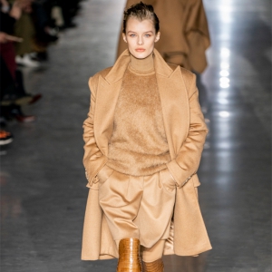 Цэнхэр, ногоон, шар үслэг хүрэмнүүд Max Mara брэндийн цуглуулгад Цэнхэр, ногоон, шар үслэг хүрэмнүүд Max Mara брэндийн цуглуулгад