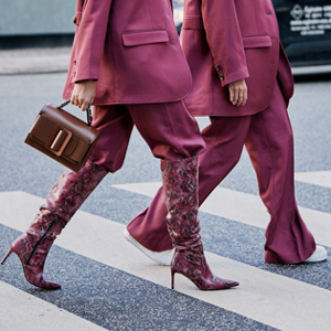 Street style тренд: Бүсгүйчүүд өргөн өмдийг өвөрмөц байдлаар загварчилж байна Street style тренд: Бүсгүйчүүд өргөн өмдийг өвөрмөц байдлаар загварчилж байна