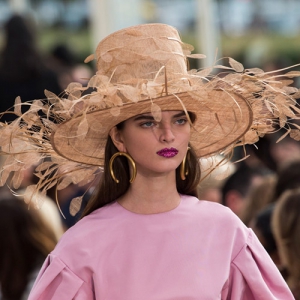 Ойроос харцгаая: Valentino брэндийн шинэ цуглуулга дахь деталиуд Ойроос харцгаая: Valentino брэндийн шинэ цуглуулга дахь деталиуд