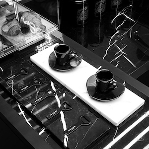 Saint Laurent брэнд Парис хотод анхны кофе шопоо нээлээ
