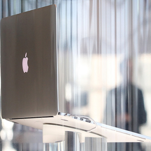 Apple мэдрэгч дэлгэц бүхий товчлууртай MacBook гаргахаар ажиллаж байна