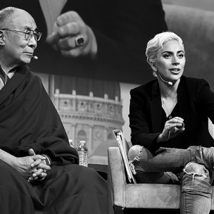 Леди Гага Индианаполис хотод Далай ламтай уулзжээ