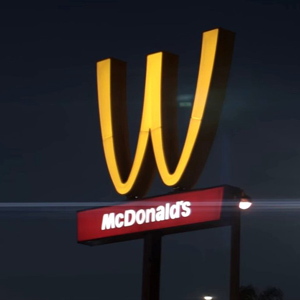 McDonald’s Мартын 8-нд зориулан логогоо өөрчилжээ
