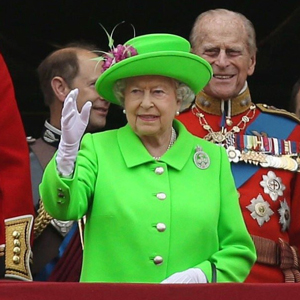 Хатан хаан II Элизабет яагаад үргэлж неон өнгийн хувцсаар гоёдог вэ?