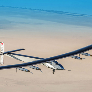 Нарны эрчим хүчээр ажилладаг Solar Impulse II  онгоц дэлхийг тойрох аяллаа өндөрлөж Абу Дабид газардлаа