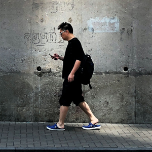 Японы нэгэн хотод алхаж байхдаа гар утсаа оролдохыг хоригложээ