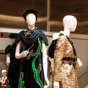 Prada-гийн барьж буй гэнэтийн бэлэг: Намрын цуглуулгын зарим загварууд худалдаанд гарлаа