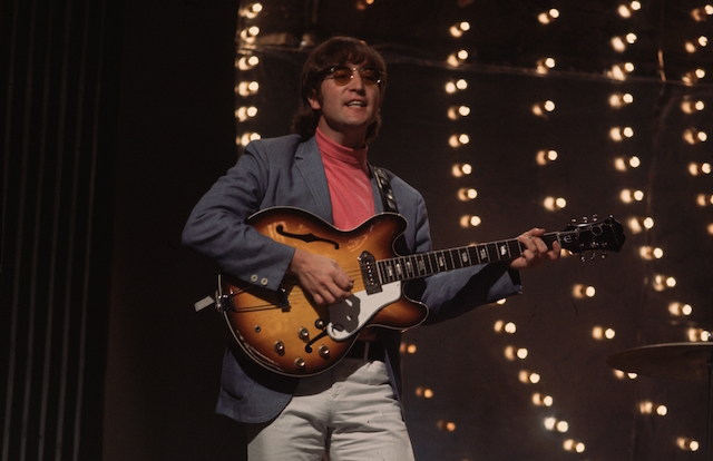 Жон Ленноны алдагдсан гитар 2,4 сая доллараар зарагджээ