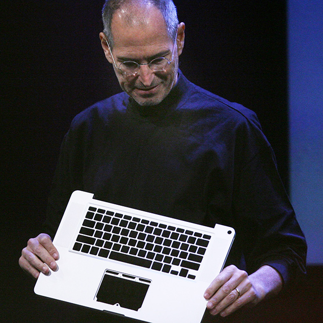 Apple мэдрэгч дэлгэц бүхий товчлууртай MacBook гаргахаар ажиллаж байна