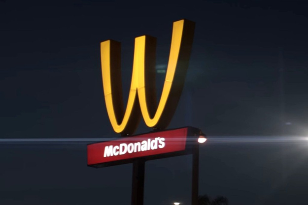 McDonald’s Мартын 8-нд зориулан логогоо өөрчилжээ