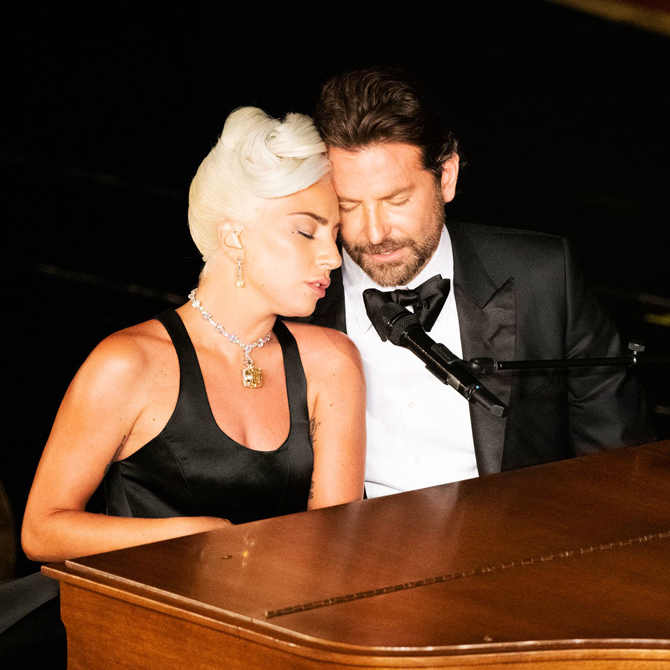 Леди Гага Оскарын тайзан дээрх шуугиан тарьсан үзүүлбэрийнхээ талаар ярилаа